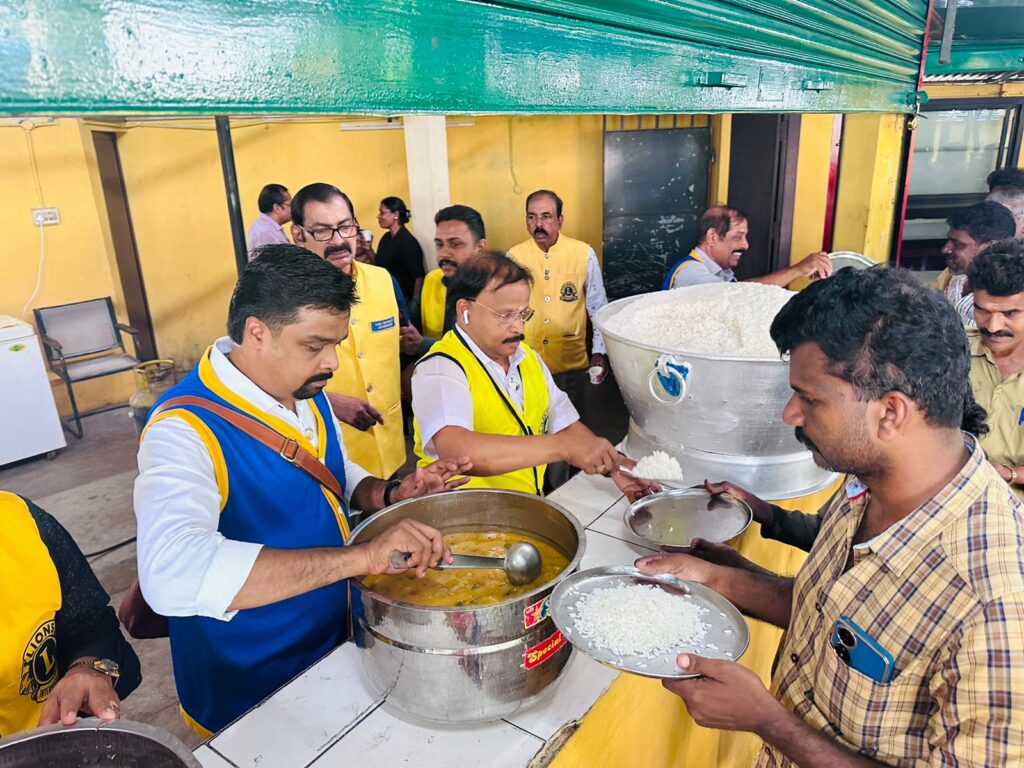 Photo of 17th Day of Lions Manna Hunger Free City at Thrissur by Lions Club of Trithala.Lions club project,
Lions Club India, Lions Club International, Lion Club Kerala.Featured by www.jamesvalappila.com and authored by Lion James Valappila PMJF