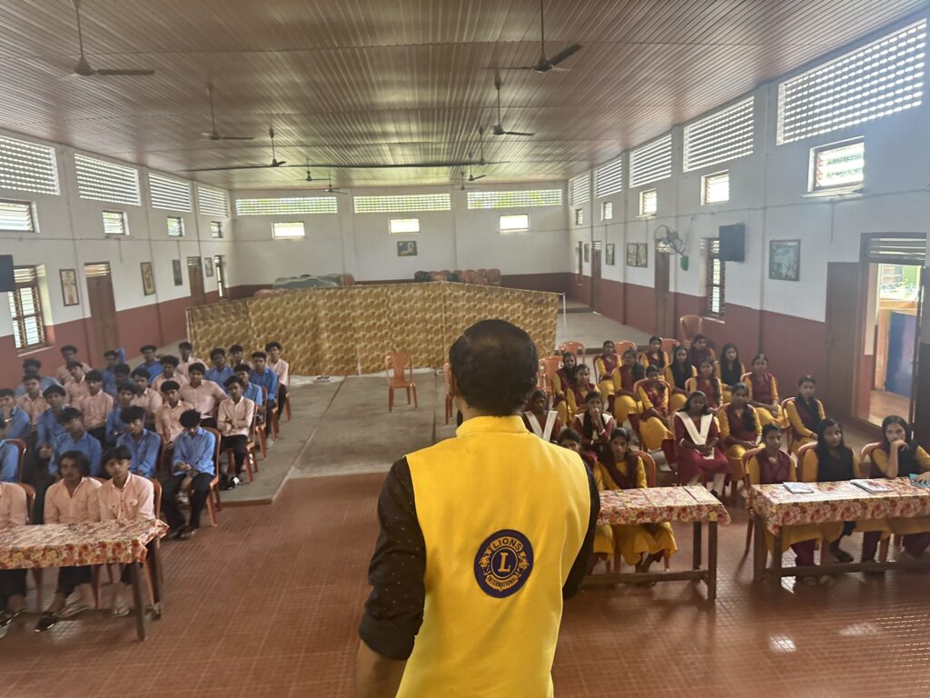 Photo of Lions CPR Training for students.Lions club project,
Lions Club India, Lions Club International, Lion Club Kerala.Featured by www.jamesvalappila.com and authored by Lion James Valappila PMJF