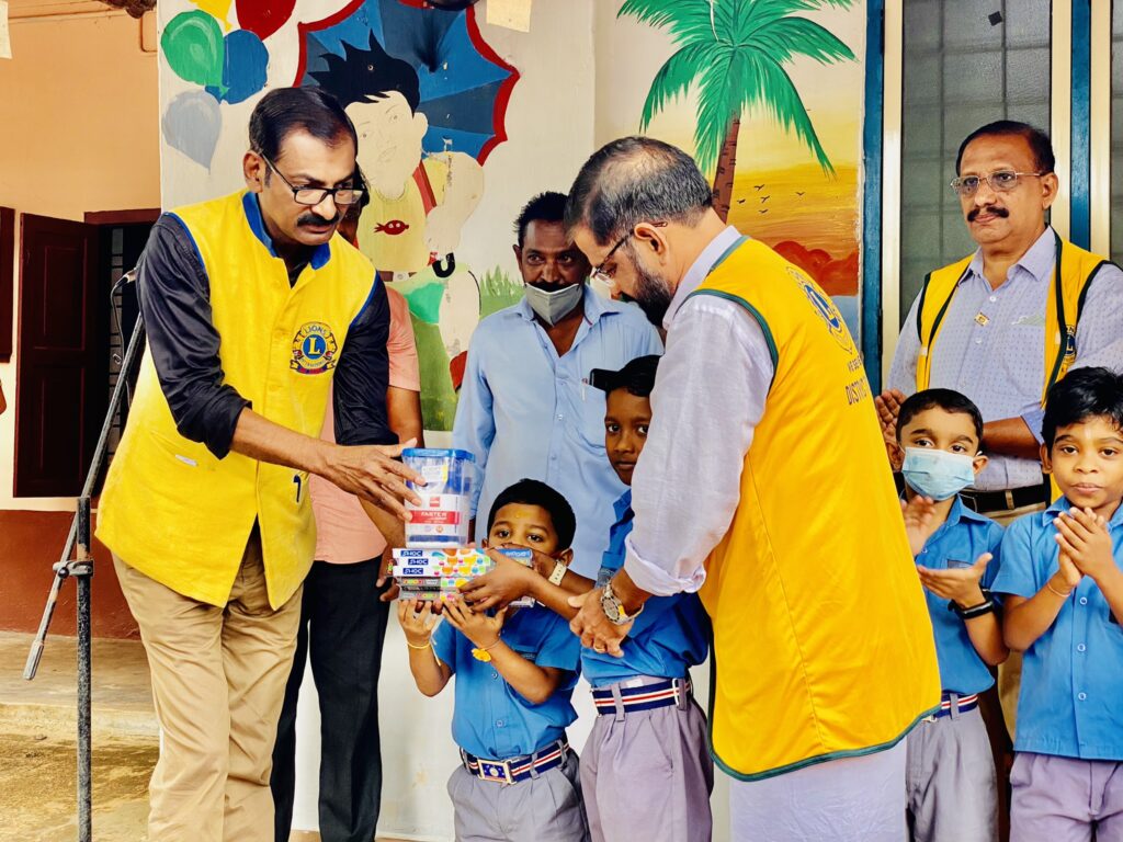 Photo of Mathrubhumi newspaper exhibition and distribution of study materials at Kattoor government school by Lions Club of Kattoor as a Lions Club Service.Lions Club India, Lions Club International, Lion Club Kerala.Featured by www.jamesvalappila.com and authored by Lion James Valappila PMJF