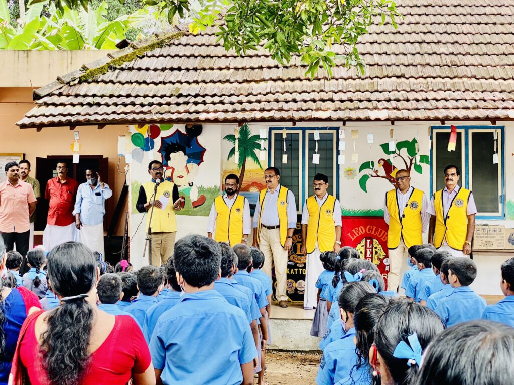 Photo of Mathrubhumi newspaper exhibition and distribution of study materials at Kattoor government school by Lions Club of Kattoor as a Lions Club Service.Lions Club India, Lions Club International, Lion Club Kerala.Featured by www.jamesvalappila.com and authored by Lion James Valappila PMJF