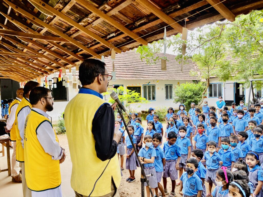 Photo of Mathrubhumi newspaper exhibition and distribution of study materials at Kattoor government school by Lions Club of Kattoor as a Lions Club Service.Lions Club India, Lions Club International, Lion Club Kerala.Featured by www.jamesvalappila.com and authored by Lion James Valappila PMJF