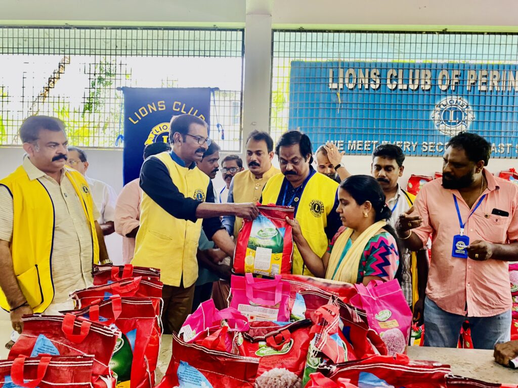 Photo of Lions Flood Relief Mega Rice Distribution by Lions Club of PerinjanamLions Club India, Lions Club International, Lion Club Kerala.Featured by www.jamesvalappila.com and authored by Lion James Valappila PMJF