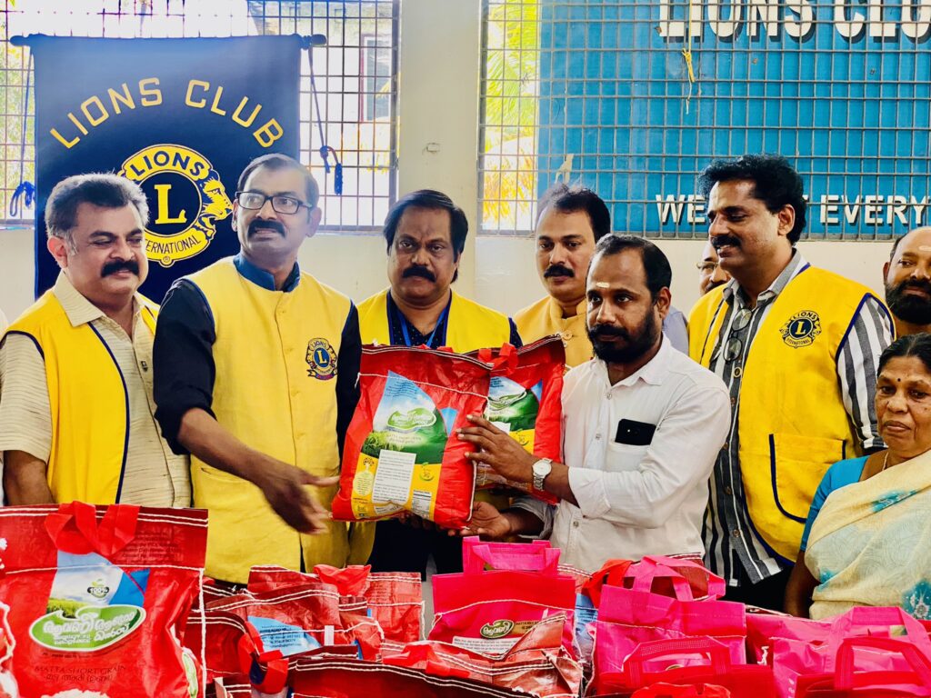 Photo of Lions Flood Relief Mega Rice Distribution by Lions Club of Perinjanam.Lions Club India, Lions Club International, Lion Club Kerala.Featured by www.jamesvalappila.com and authored by Lion James Valappila PMJF