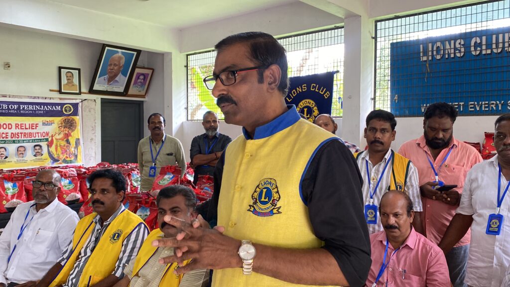 Photo of Lions Flood Relief Mega Rice Distribution by Lions Club of Perinjanam.Lions Club India, Lions Club International, Lion Club Kerala.Featured by www.jamesvalappila.com and authored by Lion James Valappila PMJF