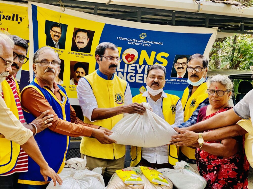 Photo of 673rd Lions Relieving Hunger Project by Lions Club of Vadanapally led by Lion James Valappila PMJF.Lion Club Kerala.Featured by www.jamesvalappila.com and authored by Lion James Valappila PMJF