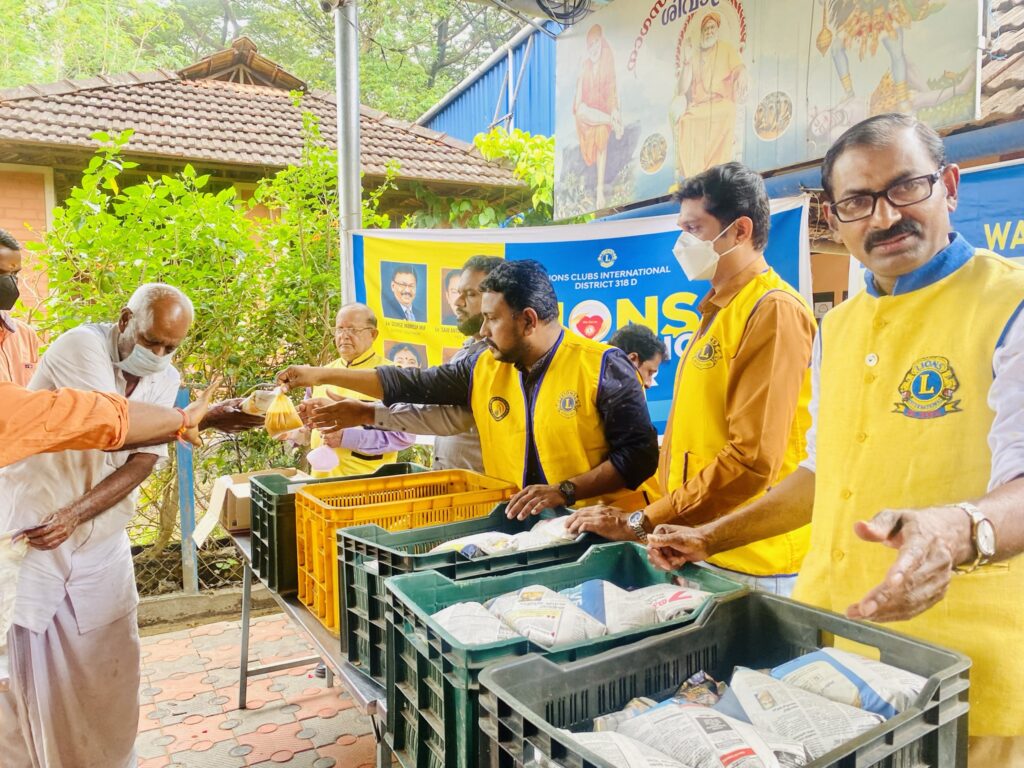photo of the 535th Lions Relieving Hunger Project Project Meal Packet Distribution by Lions Club of Wadakkanchery Cochin.Lion Club Kerala.Featured by www.jamesvalappila.com and authored by Lion James Valappila PMJF