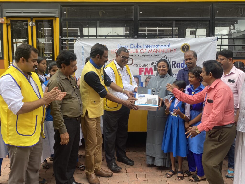 Photo of Lions FM Distribution in School by Lions Club of Mannuthy as a part of the Lions Adoption of School which is a service for students.Lion Club Kerala.Featured by www.jamesvalappila.com and authored by Lion James Valappila PMJF