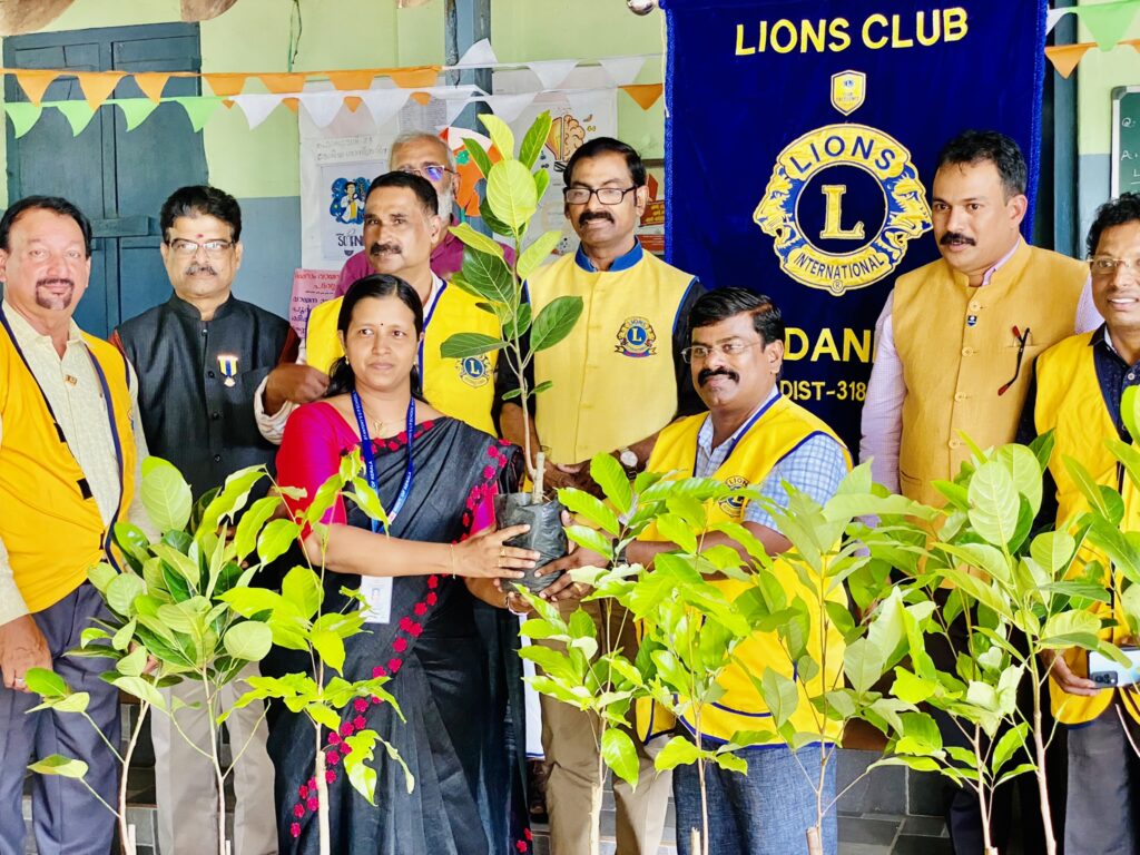 Photo of Lions Fruit Trees Distribution as a part of Lions Environment Project at St. Antony's U.P. School Kodannur by Lions Club of Kodannur.Lion Club Kerala.Featured by www.jamesvalappila.com and authored by Lion James Valappila PMJF