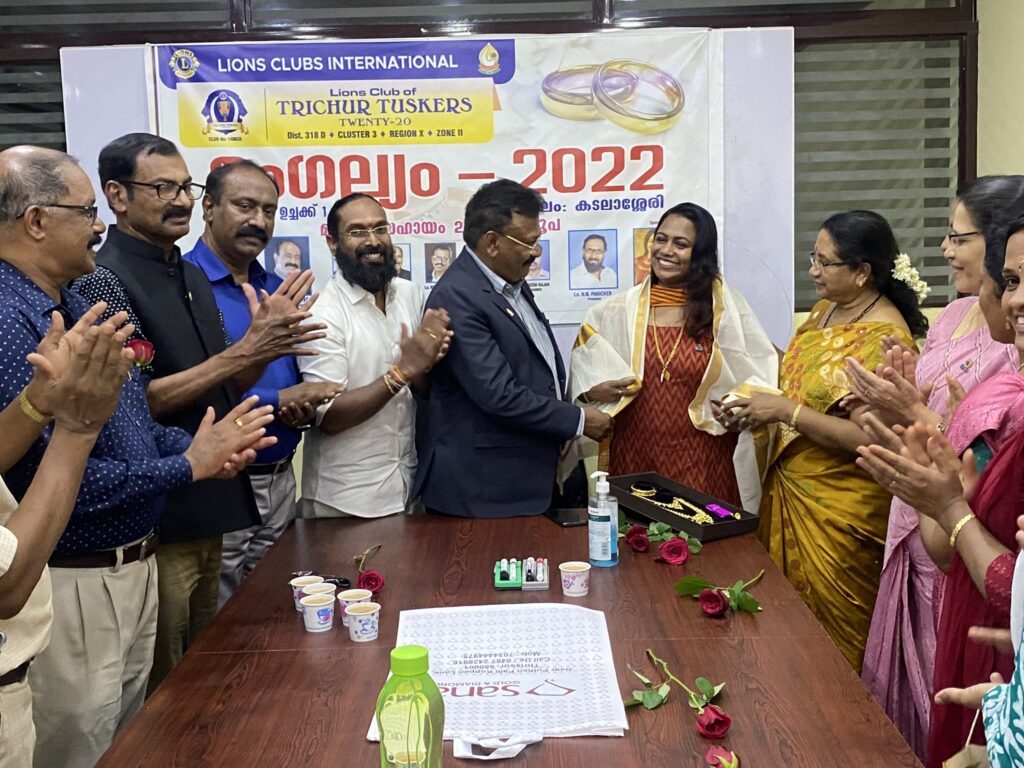 Photo of Lions Distribution of wedding favors by Lions Club of Vatanapally as a part of the Mangalyam Project 2022.Lion Club Kerala.Featured by www.jamesvalappila.com and authored by Lion James Valappila PMJF