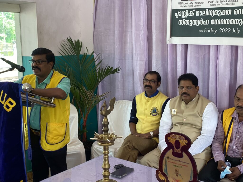 Photo of Lions Waste bin Distribution for plastic waste at the Ollur Railway station as a part of the Lions Environment Project which aims plastic waste free railway station.Lion Club Kerala.Featured by www.jamesvalappila.com and authored by Lion James Valappila PMJF