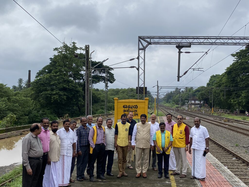 Photo of Lions Waste bin Distribution for plastic waste at the Ollur Railway station as a part of the Lions Environment Project which aims plastic waste free railway station.Lion Club Kerala.Featured by www.jamesvalappila.com and authored by Lion James Valappila PMJF